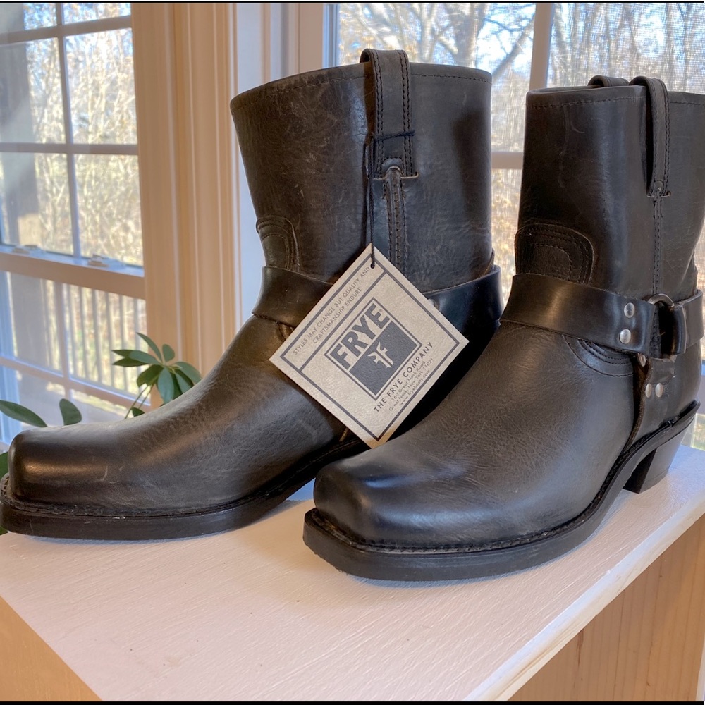 Frye short harness faded black boot